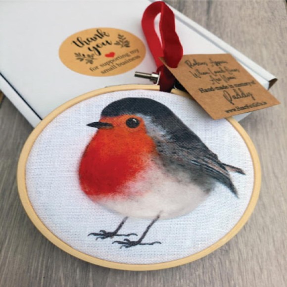 Circular decoration with robin 